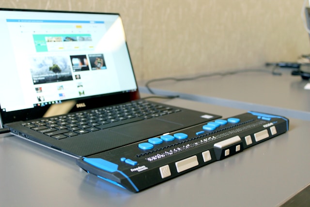 een laptop met een brailleleesregel
